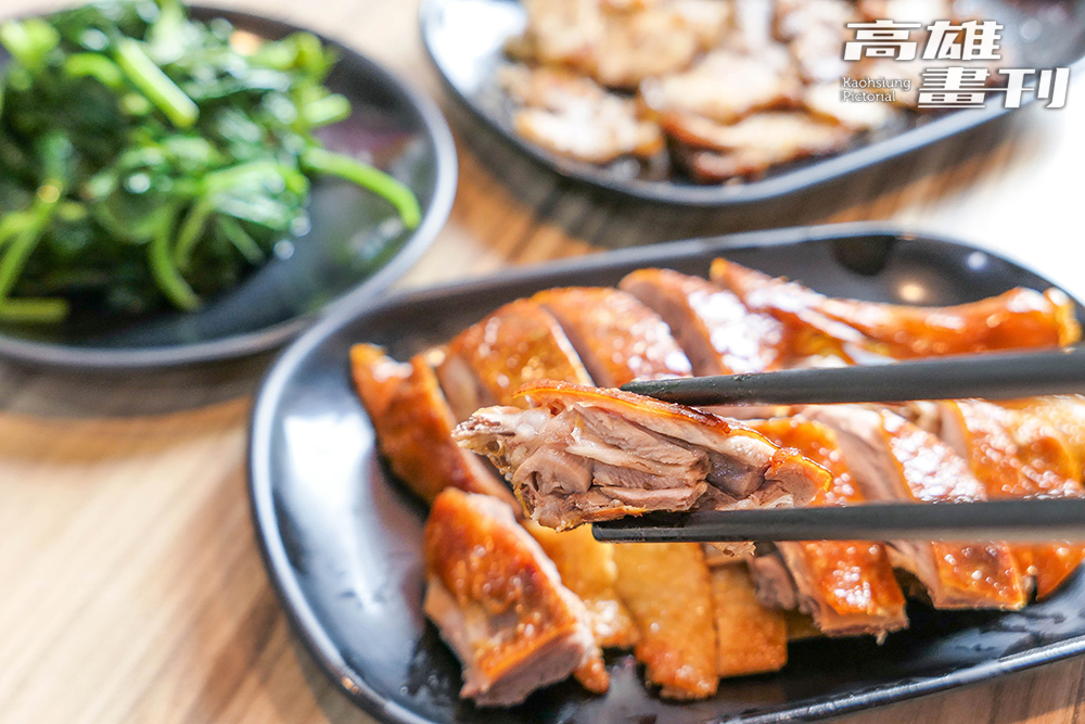 老爺美食館招牌菜色焦糖燻鴨，傳承自老奶奶50年的好手藝。(攝影/李瑰嫻)
