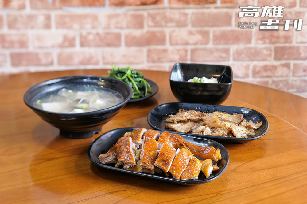 焦糖燻鴨、香茅煎肉、綜合魚湯等是老饕必點菜色。(攝影/李瑰嫻)