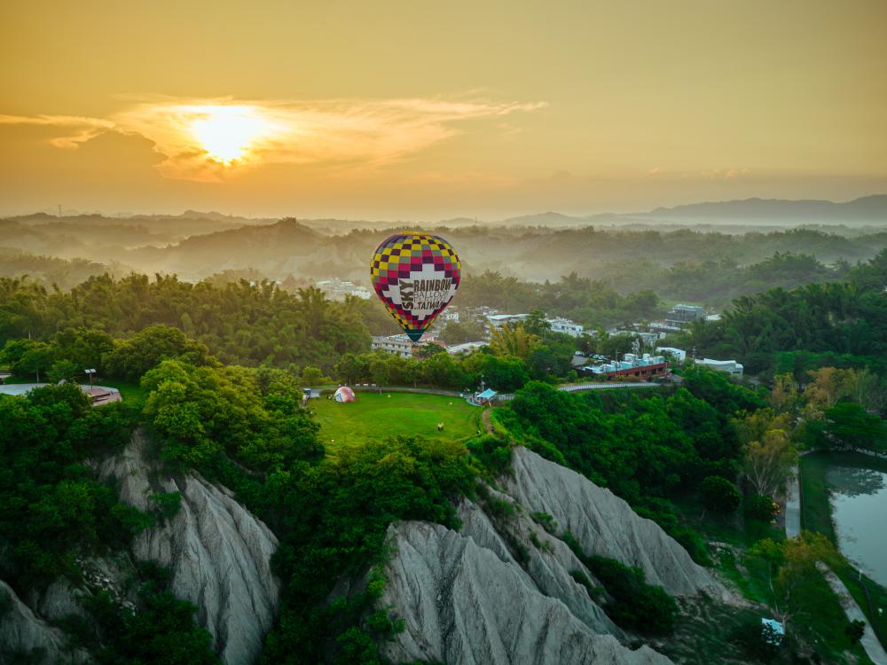 搭乘熱氣球觀看月世界獨特惡地美景。(圖片提供/高市府觀光局) 搭乘熱氣球觀看月世界獨特惡地美景。(圖片提供/高市府觀光局)