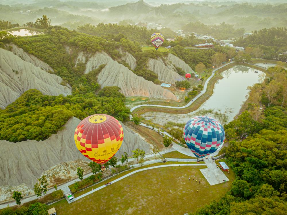 月世界地形橫跨高雄燕巢、田寮及臺南,是全球少有的自然地形景觀。該地無法直接攀登稜線,而透過熱氣球繫留體驗可以近距離觀察,是絕佳機會。(圖片提供/高市府觀光局) 月世界地形橫跨高雄燕巢、田寮及臺南,是全球少有的自然地形景觀。該地無法直接攀登稜線,而透過熱氣球繫留體驗可以近距離觀察,是絕佳機會。(圖片提供/高市府觀光局)