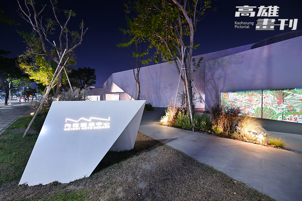 內惟藝術中心不只可逛展、購物跟享用美食，夜間場域也充滿人文氣息。 (攝影/Carter)