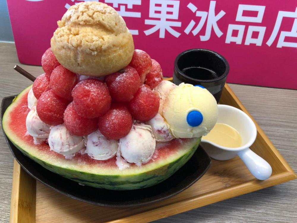 取名為「綠西龜」的冰品,在西瓜上堆滿牛奶雪花與冰淇淋泡芙。 取名為「綠西龜」的冰品,在西瓜上堆滿牛奶雪花與冰淇淋泡芙。