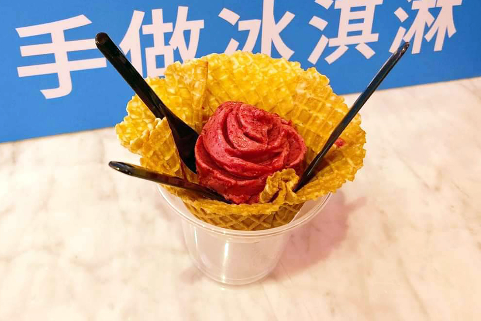 酸甜的野莓義式冰淇淋搭配香脆餅乾。 酸甜的野莓義式冰淇淋搭配香脆餅乾。