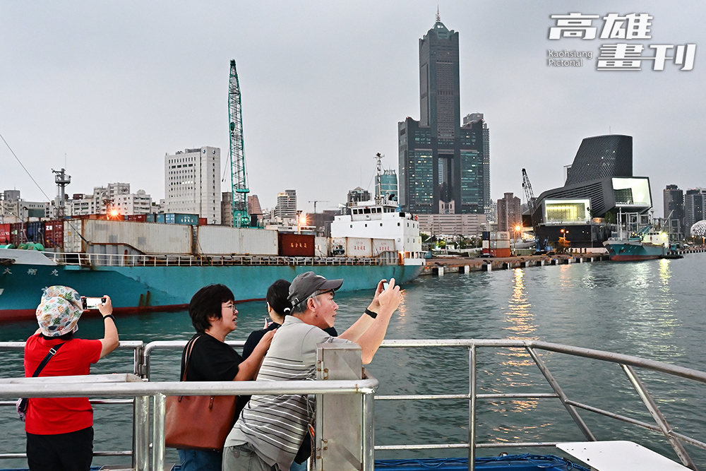 遊客搭乘「金棧遊港夕陽線」,可眺望無敵夕陽海景。(攝影/Carter) 遊客搭乘「金棧遊港夕陽線」,可眺望無敵夕陽海景。(攝影/Carter)