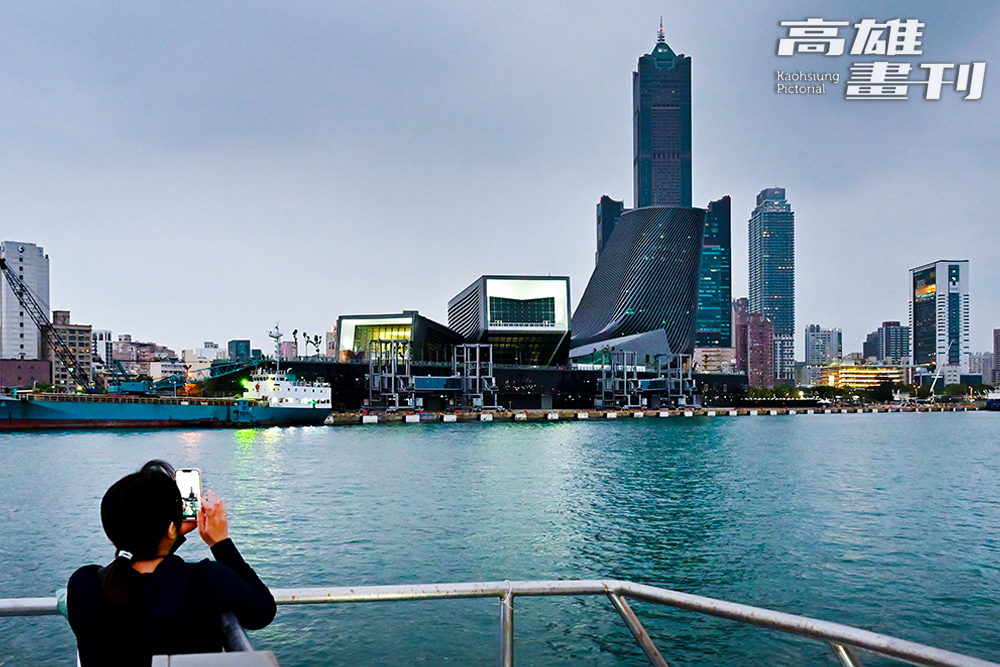 從海上角度看高雄港灣周邊建築景觀,又是不一樣的感受。(攝影/Carter) 從海上角度看高雄港灣周邊建築景觀,又是不一樣的感受。(攝影/Carter)