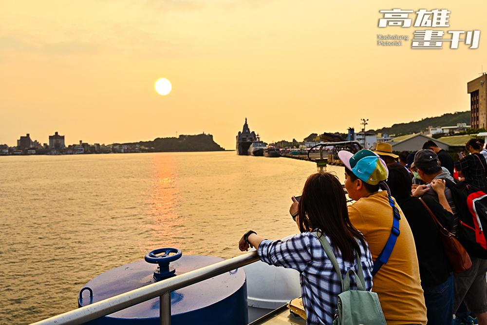 西子灣的夕陽美景遠近馳名,吸引遊客慕名而來。(攝影/Carter) 西子灣的夕陽美景遠近馳名,吸引遊客慕名而來。(攝影/Carter)