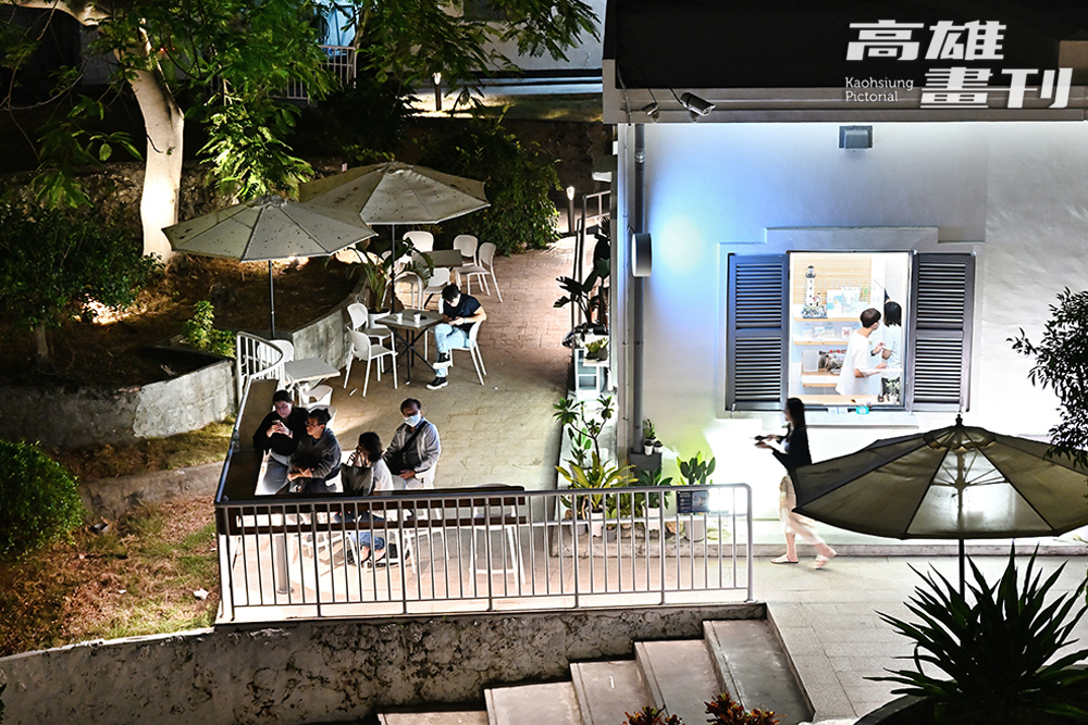 民眾可以在觀景台看夜景,也可在海岸線咖啡燈塔店品味咖啡香。(攝影/Carter) 民眾可以在觀景台看夜景,也可在海岸線咖啡燈塔店品味咖啡香。(攝影/Carter)