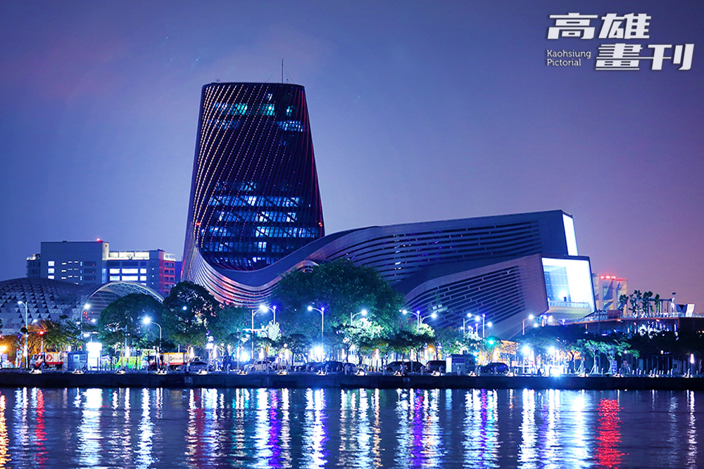 高雄港旅運中心鯨魚般的流線外型，在港灣游出柔美曲線。(攝影/Carter)