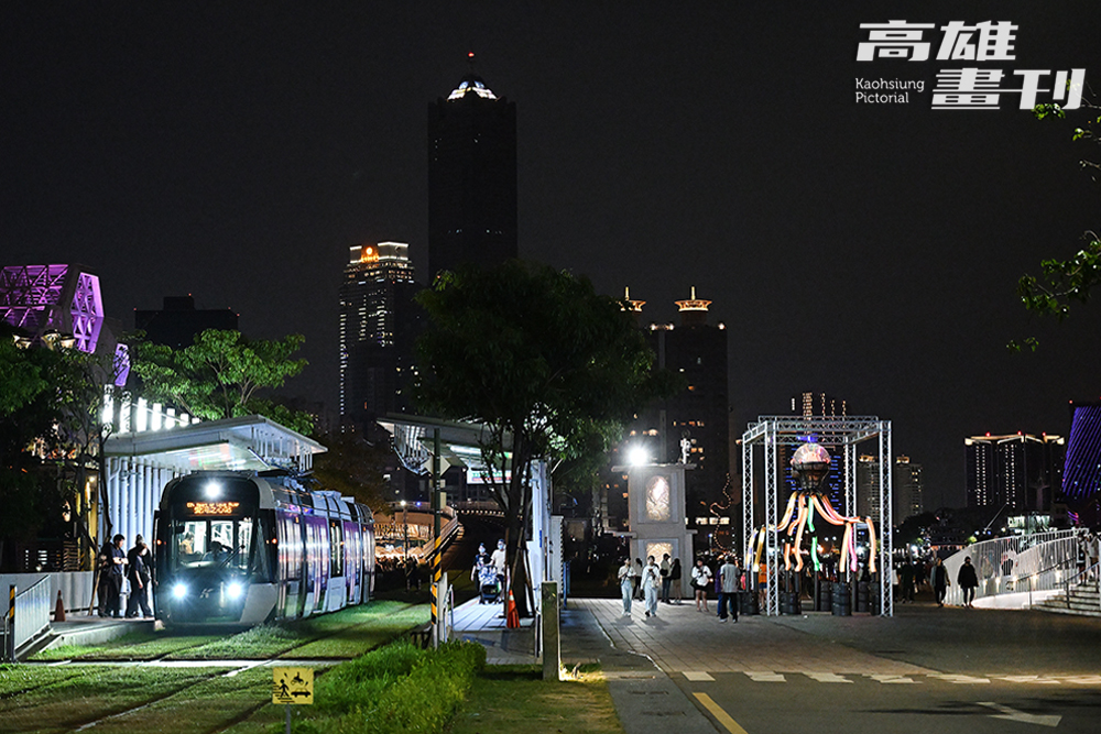 輕軌駁二大義站下車，即可看見大港橋身影。(攝影/Carter)