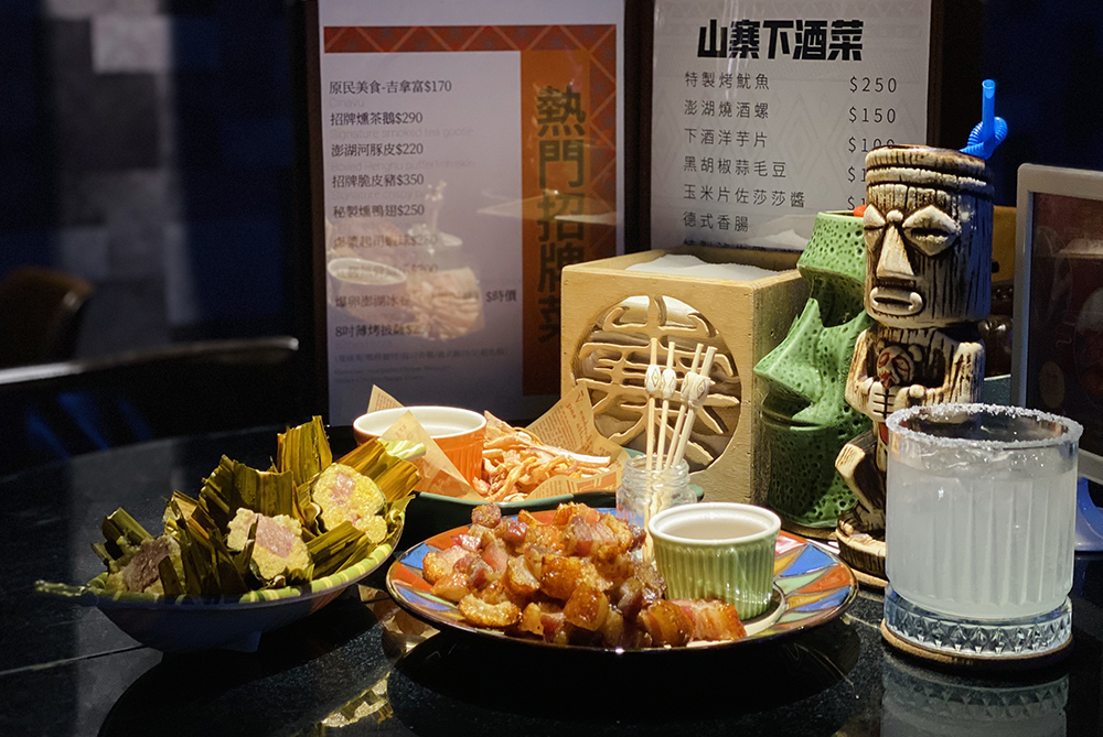 點些原民下酒菜,搭配店家特色小米酒,拋下煩憂與一群好友同樂歡聚。(圖片提供/山寨音樂餐廳) 點些原民下酒菜,搭配店家特色小米酒,拋下煩憂與一群好友同樂歡聚。(圖片提供/山寨音樂餐廳)