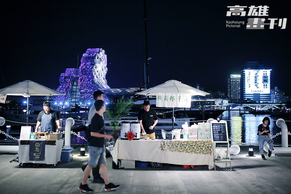 食濱小趕集週三至週日在鯨魚堤岸登場，遊客可以一邊品味小食，一邊欣受海灣夜景。(攝影/Carter)