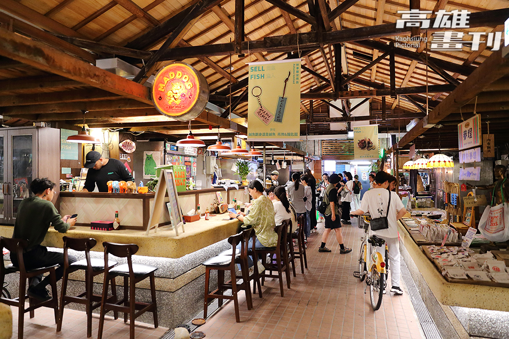 鹽一市場改造後保留「山形屋木構屋頂」藉由屋頂開窗，市場通透明亮，還有綠色植栽點綴。(攝影/Carter)