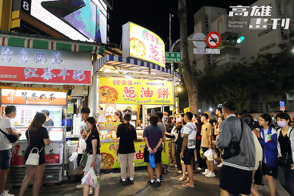 到巨蛋商圈逛夜市，吃飽喝足還能玩上套圈圈、打彈珠等小遊戲。(攝影/Carter)