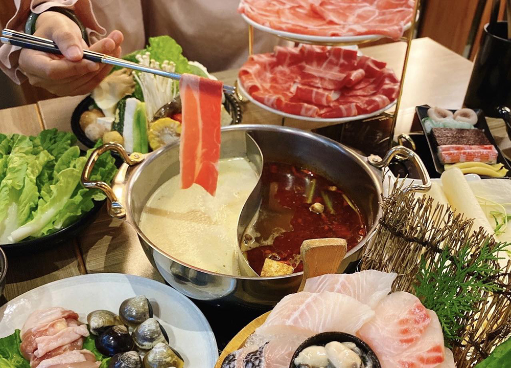 高雄火鍋各具特色,臺味十足的爆炒石頭鍋、湯鮮味美的汕頭沙茶火鍋、各家招牌麻辣鍋、酸白菜火鍋、港味、泰式、日式等異國風味,喝一口熱湯讓全人身暖呼呼。(圖片提供/大鍋頭 海鮮涮涮鍋) 高雄火鍋各具特色,臺味十足的爆炒石頭鍋、湯鮮味美的汕頭沙茶火鍋、各家招牌麻辣鍋、酸白菜火鍋、港味、泰式、日式等異國風味,喝一口熱湯讓全人身暖呼呼。(圖片提供/大鍋頭 海鮮涮涮鍋)