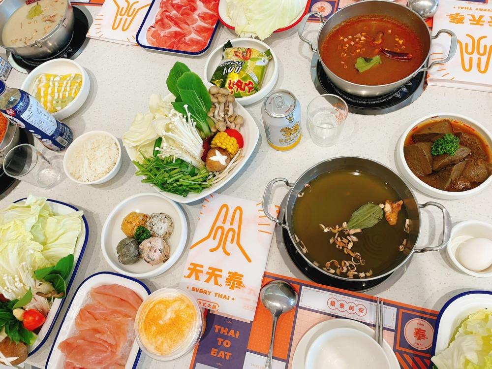 天天泰泰式火鍋提供多種泰式熟食小菜、飲料及甜品,色彩繽紛華麗。(圖片提供/天天泰泰式火鍋) 天天泰泰式火鍋提供多種泰式熟食小菜、飲料及甜品,色彩繽紛華麗。(圖片提供/天天泰泰式火鍋)