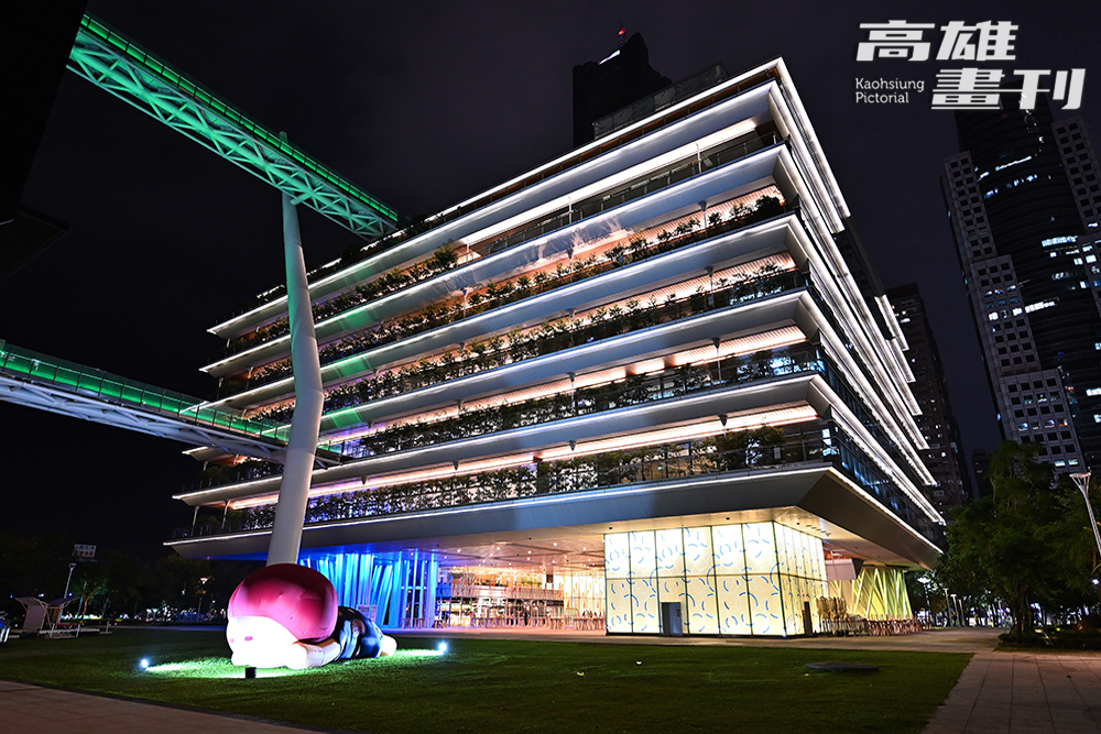 高雄市立圖書館總館夜間照明明亮多變，總讓人不經意停下腳步欣賞。(攝影/Carter)