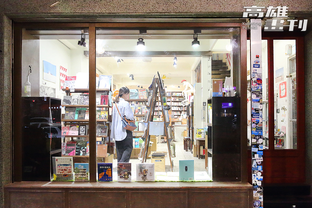 夜晚造訪三餘書店可避開人群，輕鬆悠閒地選書。 (攝影/Carter)