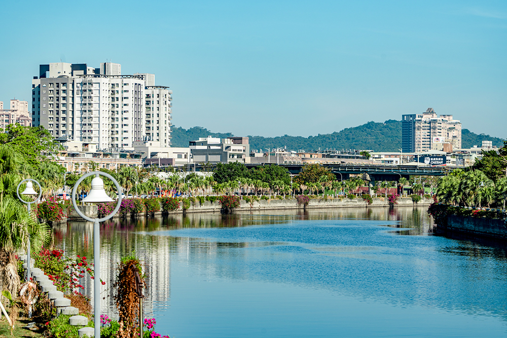 愛河兩岸嶄新高樓林立,濕地公園銜接綠園道和美術園區,串連一片綠意盎然的宜居生活圈。(圖片提供/內惟藝術中心,攝影/朱上均) 愛河兩岸嶄新高樓林立,濕地公園銜接綠園道和美術園區,串連一片綠意盎然的宜居生活圈。(圖片提供/內惟藝術中心,攝影/朱上均)