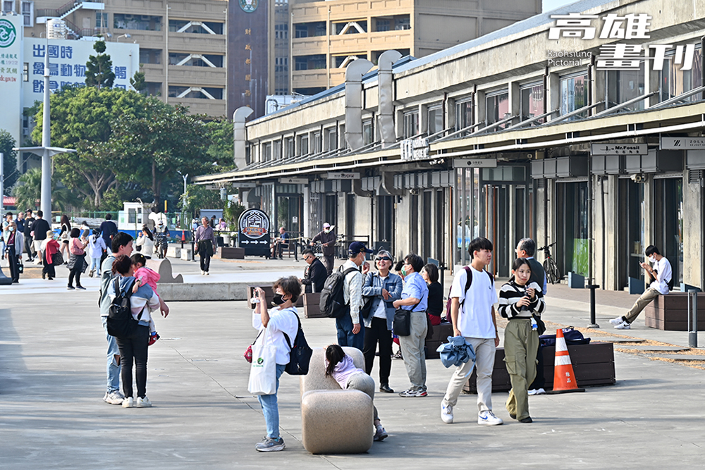 假日沿碼頭逛街散步的人潮絡繹不絕，氣氛悠閒。(攝影/Carter)