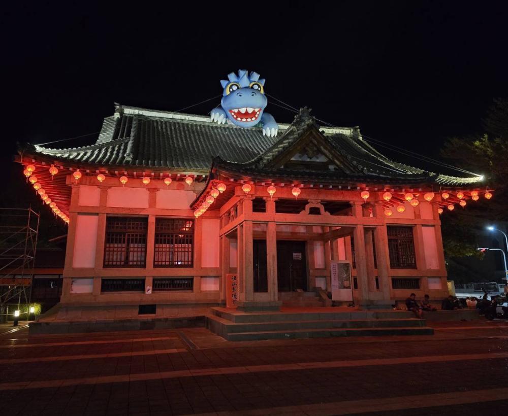 超可愛的小恐龍攀上「旗山武德殿」，「旗山老街」布置璀璨燈飾，年味十足。(圖片提供/高雄市旗山區公所)