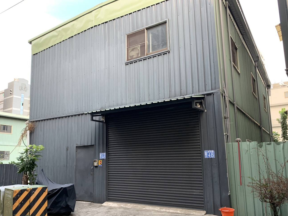 建築原本是一棟平凡無奇、閒置荒廢的鐵皮屋。(圖片提供/正思惟齋製茶) 建築原本是一棟平凡無奇、閒置荒廢的鐵皮屋。(圖片提供/正思惟齋製茶)