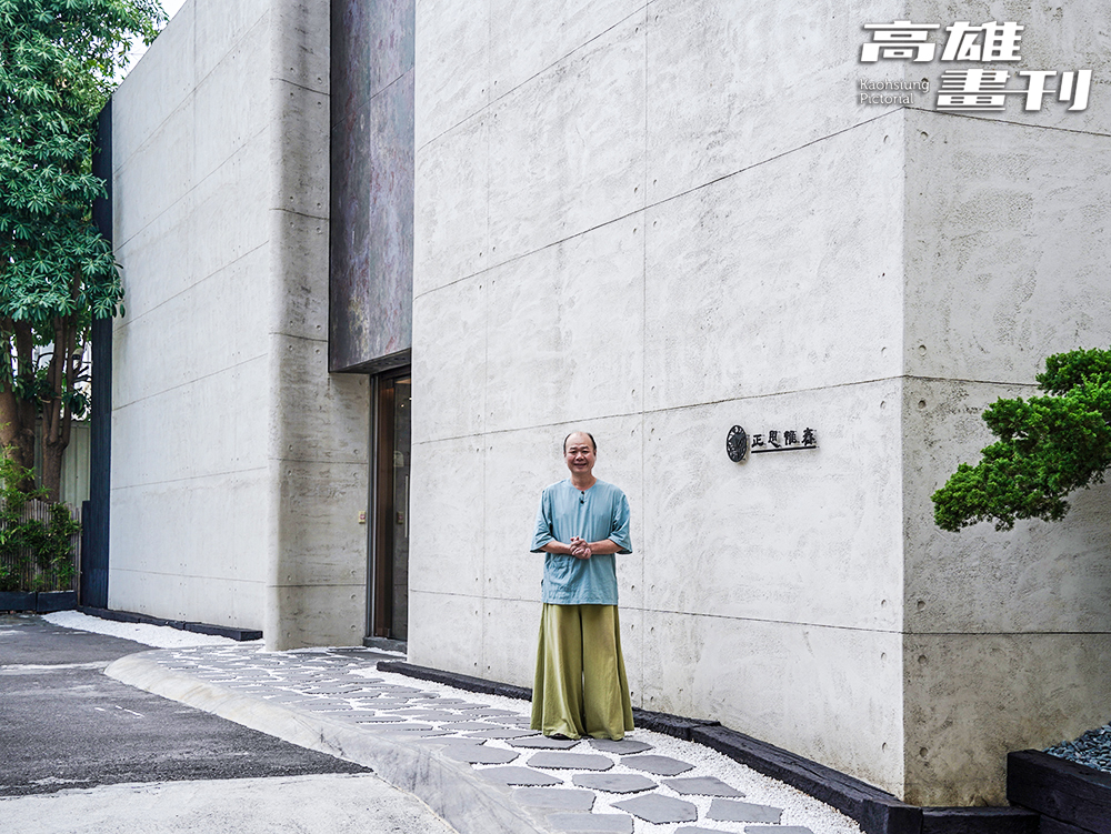 「正思惟齋製茶」一體成型的灰白色牆面格外顯眼。(攝影/Cindy Lee) 「正思惟齋製茶」一體成型的灰白色牆面格外顯眼。(攝影/Cindy Lee)