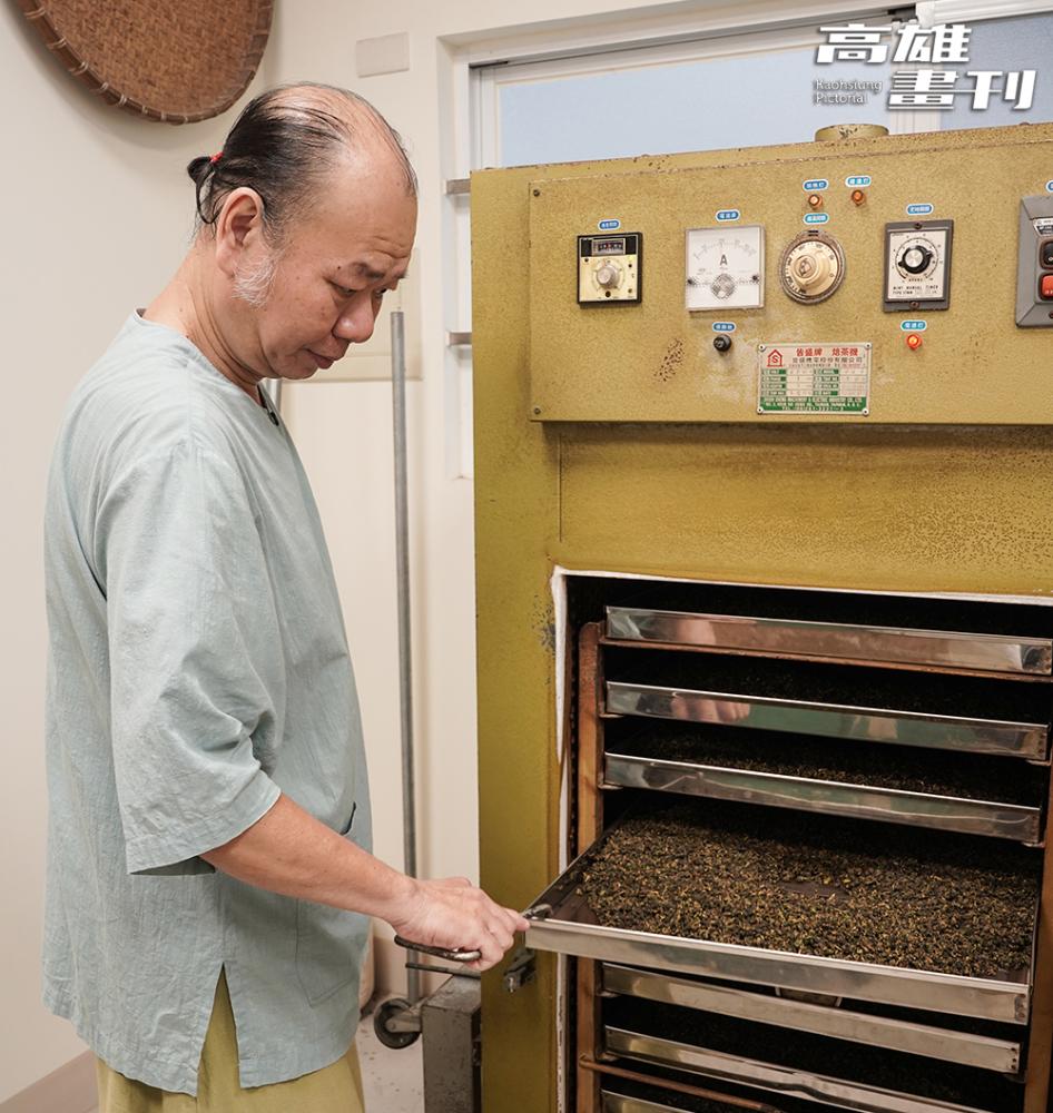 市區內難以使用龍眼木炭焙茶,林東献因此在茶廠內打造一個專業負壓焙茶工作室,工作室內同時有炭焙和電焙工具。(攝影/Cindy Lee) 市區內難以使用龍眼木炭焙茶,林東献因此在茶廠內打造一個專業負壓焙茶工作室,工作室內同時有炭焙和電焙工具。(攝影/Cindy Lee)