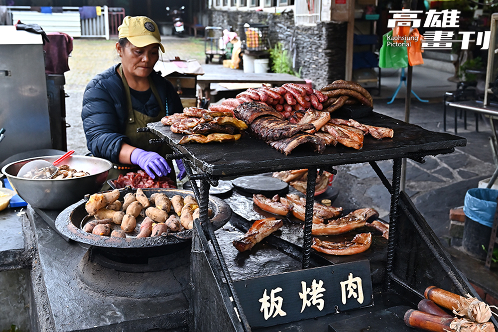 原民傳統美食吉拿富(上圖右),以小米為主食材,將豬肉內餡包覆其中,米香伴隨豬肉油脂滲透到每一口,另外竹筒飯、石板烤肉也是道地原民小吃。(攝影/Carter) 原民傳統美食吉拿富(上圖右),以小米為主食材,將豬肉內餡包覆其中,米香伴隨豬肉油脂滲透到每一口,另外竹筒飯、石板烤肉也是道地原民小吃。(攝影/Carter)