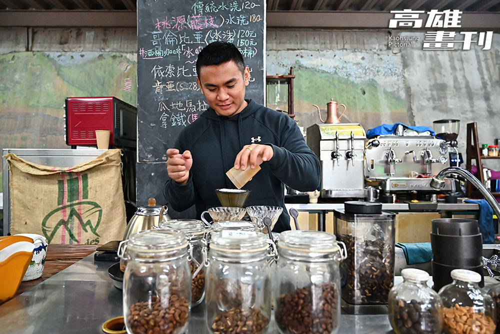 卓瑞賢曾多次參加沖泡咖啡比賽,並拿下優秀成績。(攝影/Carter) 卓瑞賢曾多次參加沖泡咖啡比賽,並拿下優秀成績。(攝影/Carter)