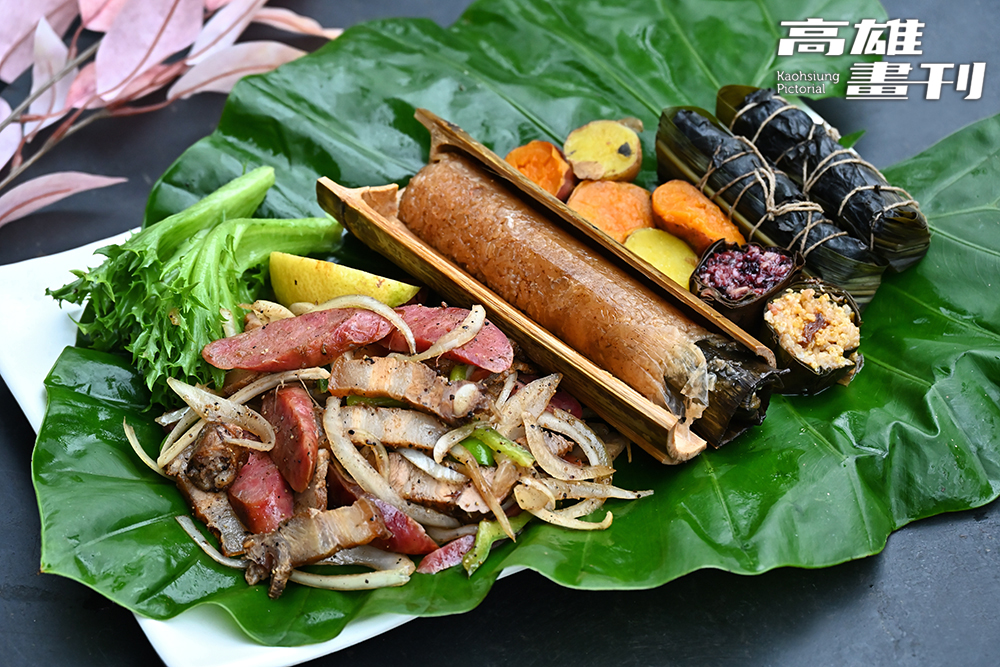 原民傳統美食吉拿富(圖右),以小米為主食材,將豬肉內餡包覆其中,米香伴隨豬肉油脂滲透到每一口,另外竹筒飯、石板烤肉也是道地原民小吃。(攝影/Carter) 原民傳統美食吉拿富(圖右),以小米為主食材,將豬肉內餡包覆其中,米香伴隨豬肉油脂滲透到每一口,另外竹筒飯、石板烤肉也是道地原民小吃。(攝影/Carter)