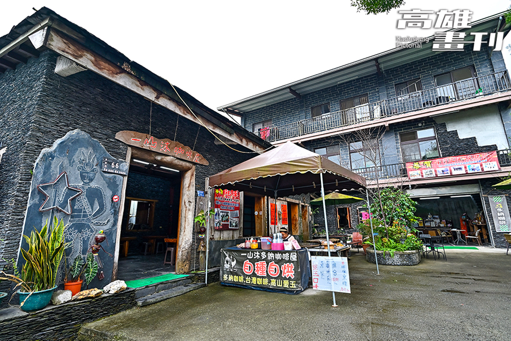 一山沐咖啡屋採用石板屋建造,由老師傅以手工敲擊黑灰板岩,一片一片堆砌而成。(攝影/Carter) 一山沐咖啡屋採用石板屋建造,由老師傅以手工敲擊黑灰板岩,一片一片堆砌而成。(攝影/Carter)