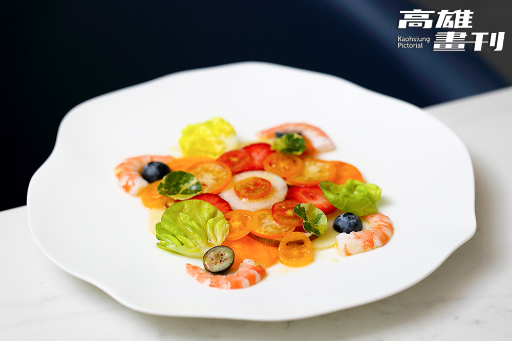 運用法式生醃牛肉（Carpaccio）的作法，將食材中的生牛肉換成時令蔬果，點綴小欖仁無毒胭脂蝦，口感清爽。（攝影/Carter）