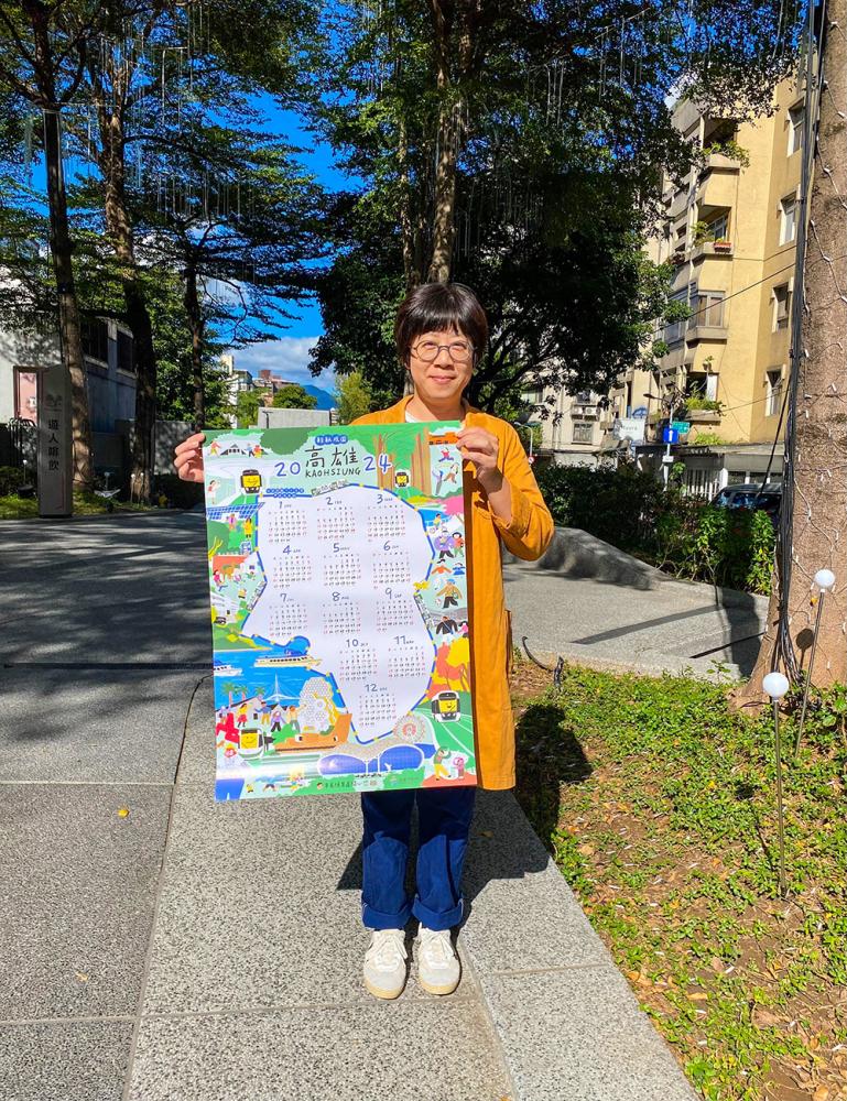 薛慧瑩開心地展示熱騰騰的2024高雄年曆，期許未來為自己安排一趟高雄輕軌小旅行。(圖片提供/薛慧瑩)