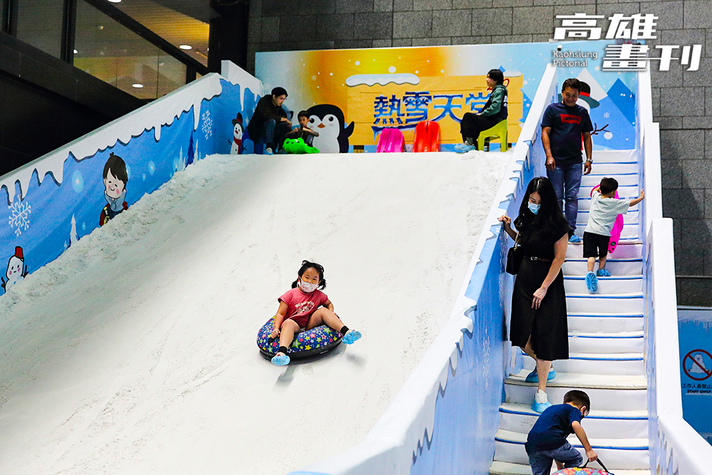 熱雪天堂探索樂園2.0特展，塑造了與雪地極為相似的常溫滑雪樂園，仿雪材質滑道滑具設計，雪圈、雪盆還有冰原及叢林兩大主題的三層式攀爬探索設施，帶給孩子們挑戰的刺激快感。(攝影/Carter)