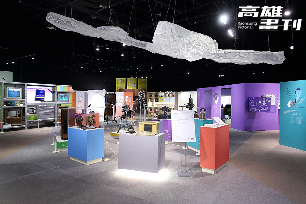 「人造關係-開箱:傳播科技特展」來看臺灣第一臺活字版印刷機、世界最小的口袋型留聲機、全球第一臺Walkman®隨身聽 ，讓孩子在互動遊戲中，領略科技的演變與進步。(攝影/Carter)