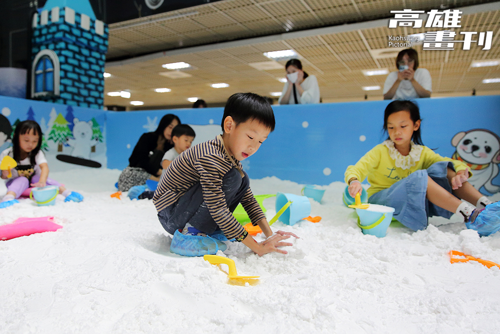 熱雪天堂探索樂園2.0特展，塑造了與雪地極為相似的常溫滑雪樂園，仿雪材質滑道滑具設計，雪圈、雪盆還有冰原及叢林兩大主題的三層式攀爬探索設施，帶給孩子們挑戰的刺激快感。(攝影/Carter)