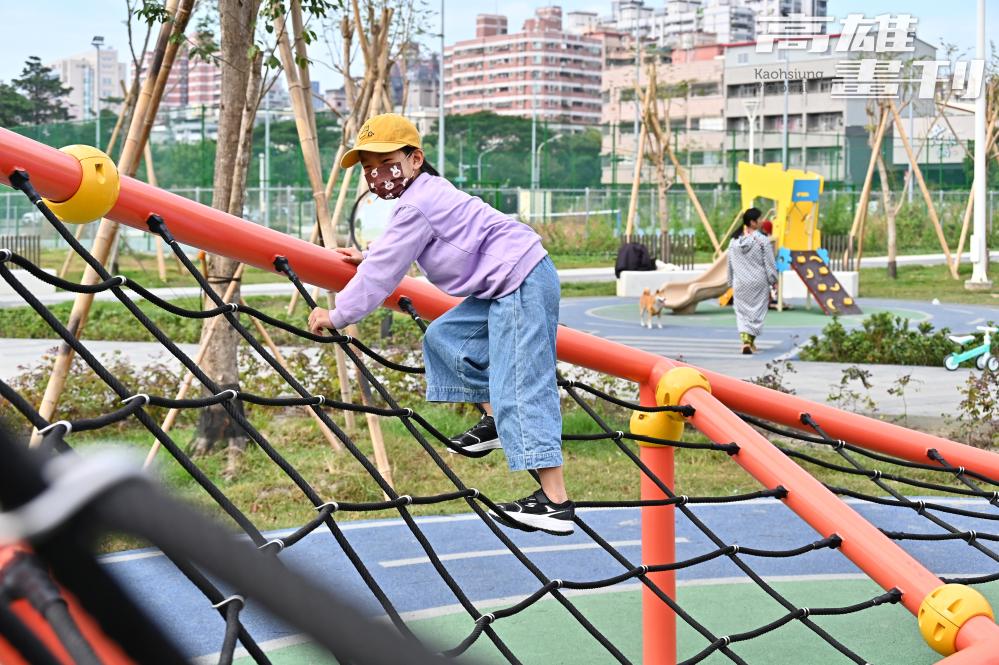 宛如小小孩駕訓班的聯興公園，以交通訓練場為設計，迷你紅綠燈、加油小站和停車場超級可愛，又能寓教於樂。(攝影/Carter) 