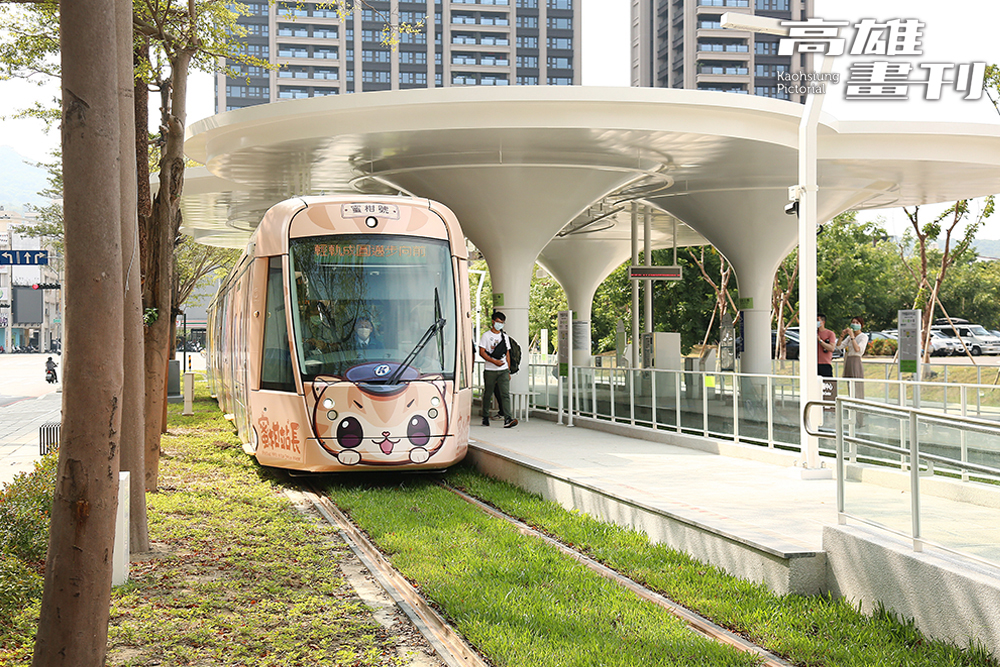 噹！噹！噹！「蜜柑站長」與貓界皇帝「黃阿瑪」彩繪列車陪你來趟「輕」旅行。(攝影/Carter)