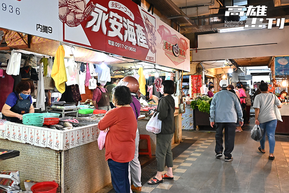 改造後的建興市場,形形色色的攤位招牌設計成了新亮點。(攝影/Carter) 改造後的建興市場,形形色色的攤位招牌設計成了新亮點。(攝影/Carter)