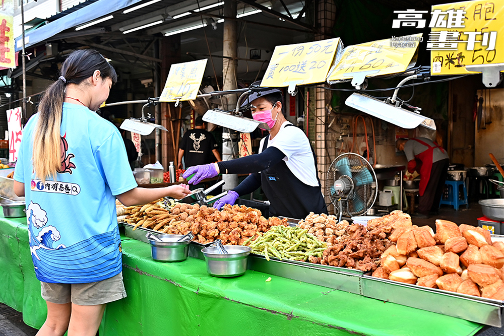 內惟市場裡也有熱食攤、零食攤琳瑯滿目。(攝影/Carter) 內惟市場裡也有熱食攤、零食攤琳瑯滿目。(攝影/Carter)