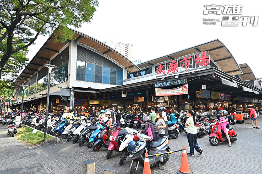 高雄關帝廟(武廟)形成一處廟口文化市集。(攝影/Carter) 高雄關帝廟(武廟)形成一處廟口文化市集。(攝影/Carter)