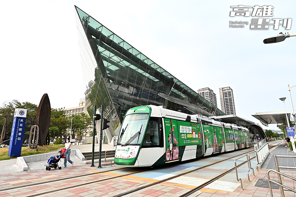高市府於2024年元旦起至2月25日間,推出「輕軌試營運免費搭乘」優惠,進出月台刷卡不扣款,歡迎民眾一起來高雄當「圈內人」,享受一路到底暢遊無阻的便利。(攝影/Carter) 高市府於2024年元旦起至2月25日間,推出「輕軌試營運免費搭乘」優惠,進出月台刷卡不扣款,歡迎民眾一起來高雄當「圈內人」,享受一路到底暢遊無阻的便利。(攝影/Carter)