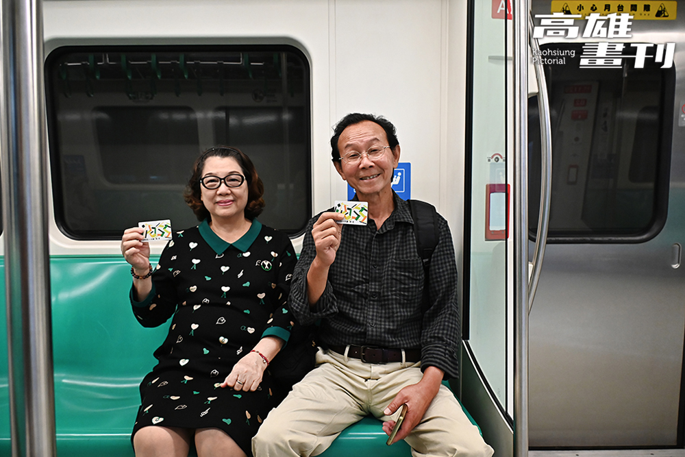 敬老卡於免費搭乘高雄公共車船及輕軌原有福利外，今年擴增高雄捷運及計程車，可使用社福點數抵扣。(攝影/Carter)