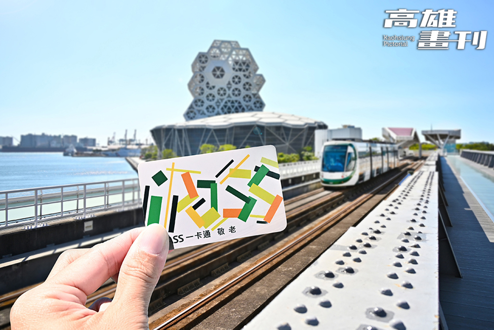 持敬老卡搭乘高雄市公車船、捷運、輕軌即可取得社福點數，或至社會局或區公所過卡，敬老卡每年1,200點社福點數、博愛卡每月900點社福點數。(攝影/Carter)