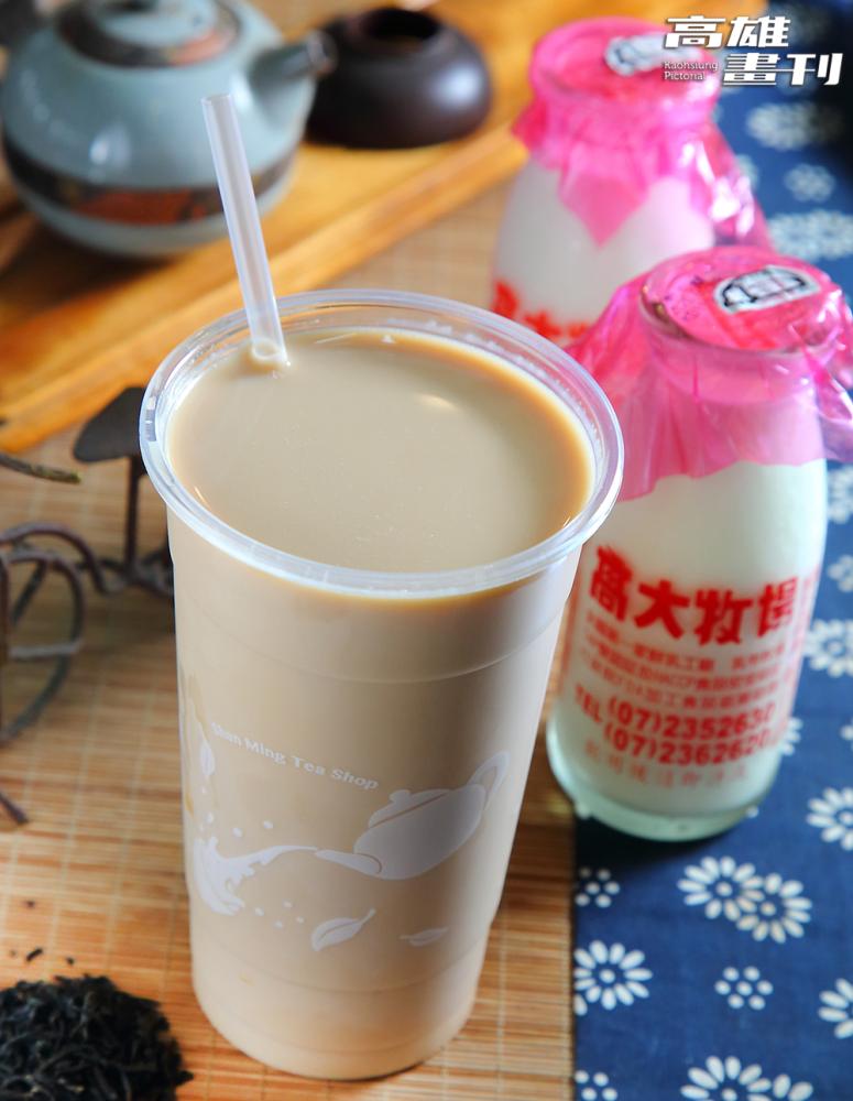鹽埕區老店「香茗茶行」招牌鮮奶茶是風靡觀光客的超人氣商品，使用的正是高大鮮乳。 (攝影/Carter)