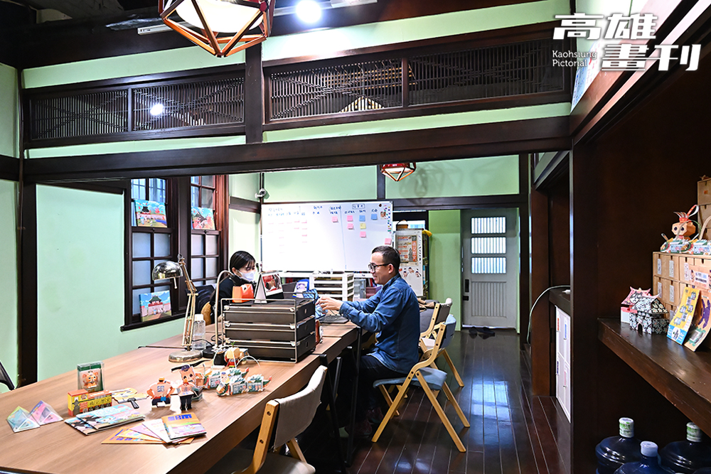 七二設計工作室成立邁入第十年,從紙玩具、策展活動到品牌視覺、包裝設計打造多角化設計內容。(攝影/Carter) 七二設計工作室成立邁入第十年,從紙玩具、策展活動到品牌視覺、包裝設計打造多角化設計內容。(攝影/Carter)