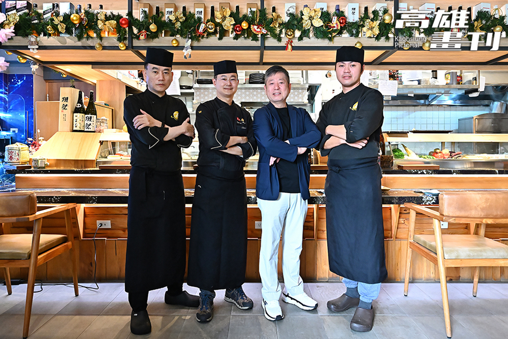 喜愛美食的亞資科技董事長王俊華(左三)創辦覓奇頂級日本料理,由雙主廚石鼎立(左二)、石天恩(左一)與板前長陳文德(右一)組成黃金陣容,呈現高級日料的職人匠心。(攝影/Carter) 喜愛美食的亞資科技董事長王俊華(左三)創辦覓奇頂級日本料理,由雙主廚石鼎立(左二)、石天恩(左一)與板前長陳文德(右一)組成黃金陣容,呈現高級日料的職人匠心。(攝影/Carter)