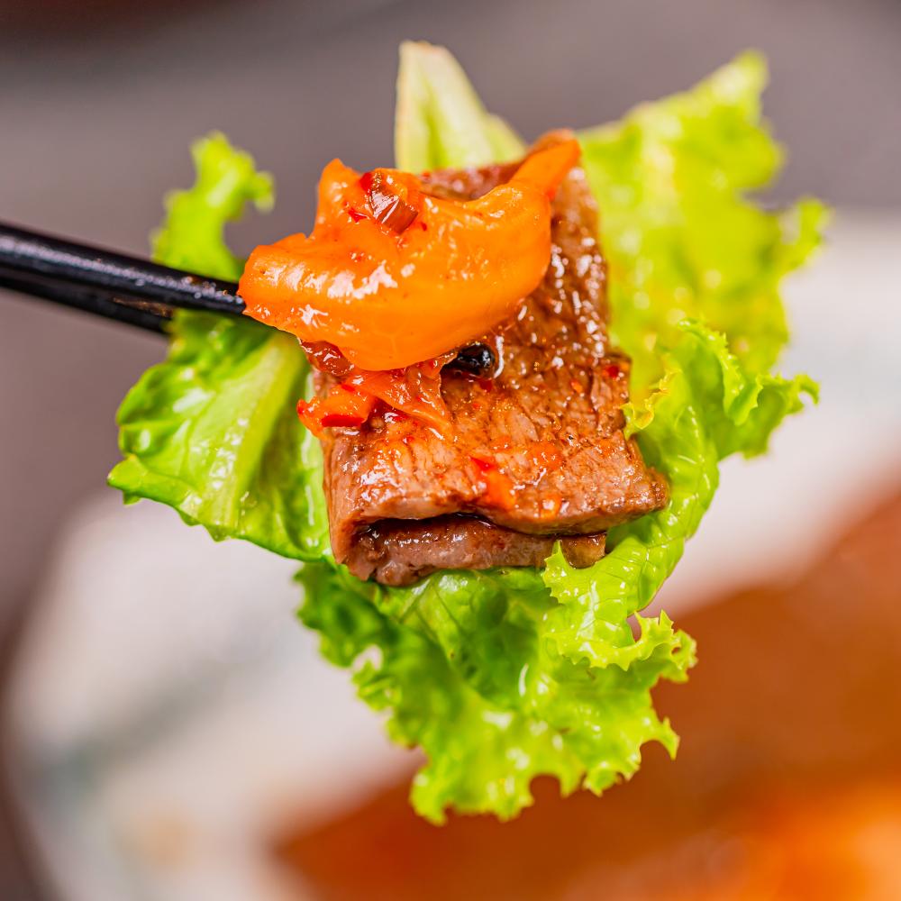 顧客除了可以自己動手烤肉,餐廳也提供專人代烤服務。(圖片提供/覓奇餐飲集團) 顧客除了可以自己動手烤肉,餐廳也提供專人代烤服務。(圖片提供/覓奇餐飲集團)