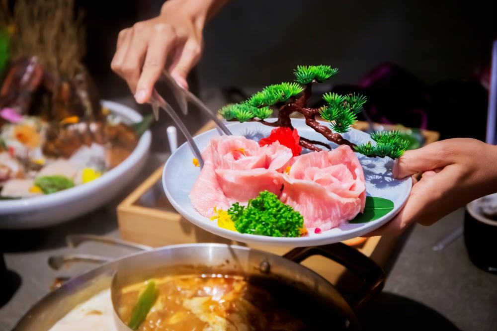 覓奇頂級日式火鍋供應新鮮海產及肉品,涮過就能嘗到食材的原始美味。(圖片提供/覓奇餐飲集團) 覓奇頂級日式火鍋供應新鮮海產及肉品,涮過就能嘗到食材的原始美味。(圖片提供/覓奇餐飲集團)