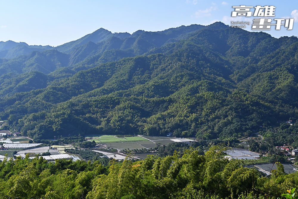 步道終點是平坦的景觀草原，可以在此遠望美濃聚落的風景。(攝影/Carter)